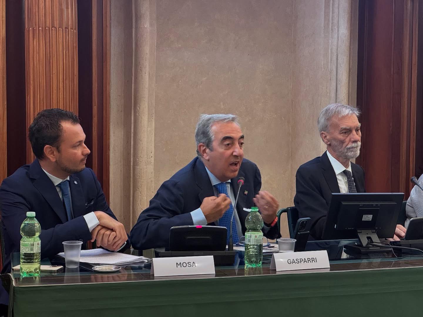 Il 23/07/2025, ho avuto l’onore di vedere il mio libro al centro di un’importante discussione al Senato della Repubblica, dedicata al tema della partecipazione dei lavoratori alla gestione delle imprese. Ringrazio il senatore Maurizio Gasparri per aver promosso l’iniziativa e per il suo intervento, il ministro del Lavoro Marina Calderone per le parole appassionate, il sottosegretario Claudio Durigon, il senatore Graziano Delrio del PD, e l’ex ministro Maurizio Sacconi per i contributi preziosi. Un grazie speciale ai miei amici Paolo Capone Segretario Generale Ugl e Ada Fichera direttore di Edizioni Sindacali per aver creduto in questo progetto editoriale, che ha riscontrato un successo editoriale inaspettato e probabilmente immeritato. Quel che mi interessa è che la partecipazione è un tema cruciale per il futuro del lavoro in Italia, e sono felice che se ne stia parlando con attenzione e concretezza.